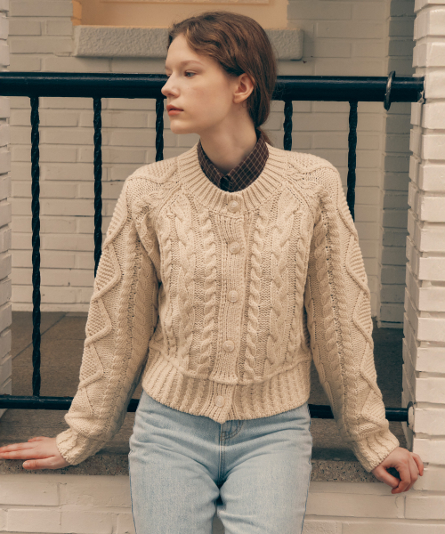 ROLAROLA(ロラロラ)の「WOOL BLENDED CABLE CARDIGAN IVORY(カーディガン/ボレロ・レディース・アイボリー・FREE)」の1枚目の写真