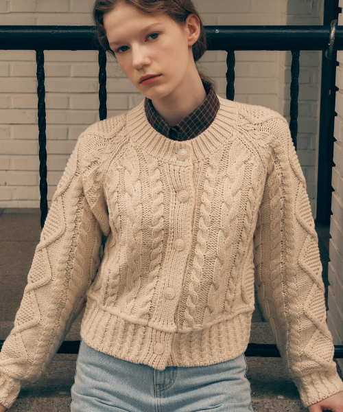 ROLAROLA(ロラロラ)の「WOOL BLENDED CABLE CARDIGAN IVORY(カーディガン/ボレロ・レディース・アイボリー・FREE)」の2枚目の写真