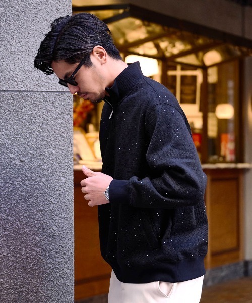 BENUSTA(ベヌスタ)の「『BENUSTA/ベヌスタ』スプリンクル加工ハーフジッププルオーバーニット【GC】(スウェット・メンズ・ブラック・XL/L/M)」の2枚目の写真