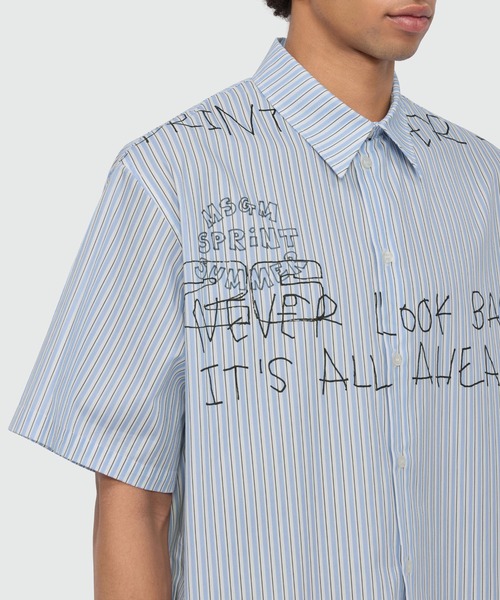 MSGM(エムエスジーエム)の「MSGMグラフィティ ストライプ ポプリンシャツ(シャツ/ブラウス・メンズ・ライトブルー・38/37)」の5枚目の写真