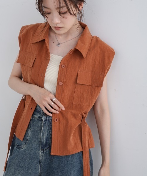 Bab(バブ)の「肩パット入りベストトップス(シャツ/ブラウス・レディース・ブラック/テラコッタ・MEDIUM)」の12枚目の写真