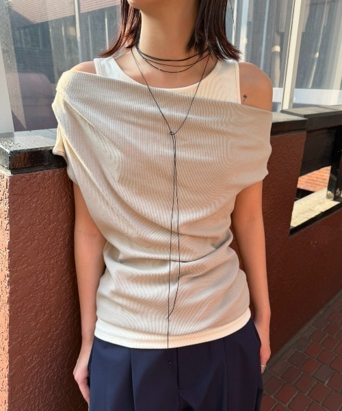 AIC.(エーアイシー)の「オフショルトップスタンクアンサンブル(アンサンブル・レディース・グレイッシュベージュ/チャコールグレー・FREE)」の1枚目の写真
