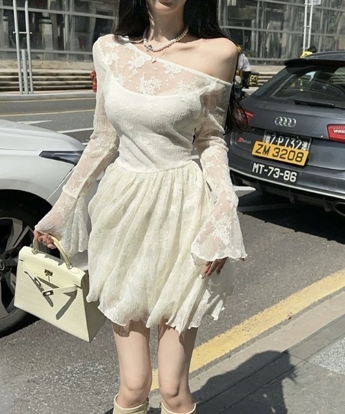 Alvia(アルビア)の「オフショルダーレースワンピース(ワンピース・レディース・アイボリー・M)」の5枚目の写真