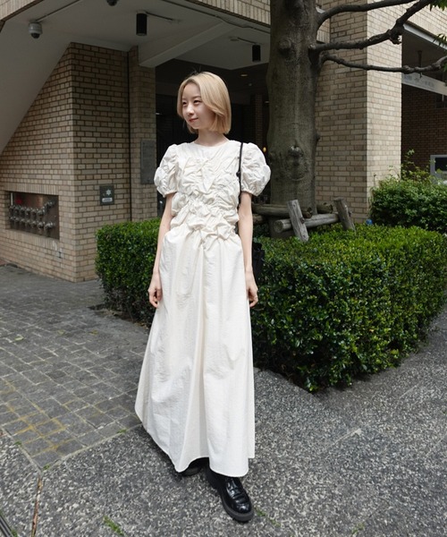 Ameri(アメリ)の「BUMPY GATHER FLARE DRESS(ワンピース・レディース・アイボリー/サックスブルー/ブラック・SMALL/MEDIUM)」の17枚目の写真