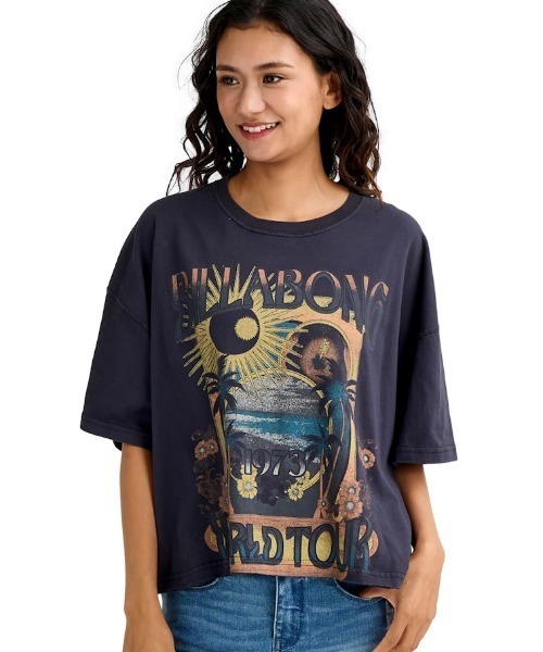 BILLABONG(ビラボン)の「ビラボン BILLABONG アウトドアカジュアル 半袖Tシャツ GRAPHIC WIDE LOOSE CROPPED TEE(Tシャツ/カットソー・レディース・ダークグレー/クリーム・L/M)」の2枚目の写真