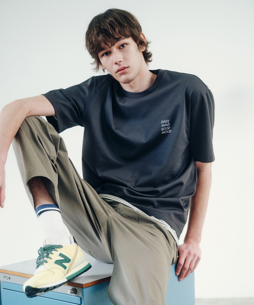 MINDBRIDGE（マインドブリッジ）の「[コリンズ]スーピマ_レタリングバックポイントセミオーバーTシャツ - 4color（Tシャツ/カットソー・メンズ・ベージュ/グリーン/グレー/オフホワイト・95/100/105/110）」の6枚目の写真
