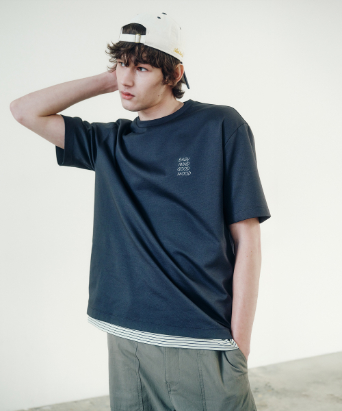 MINDBRIDGE（マインドブリッジ）の「[コリンズ]スーピマ_レタリングバックポイントセミオーバーTシャツ - 4color（Tシャツ/カットソー・メンズ・ベージュ/グリーン/グレー/オフホワイト・95/100/105/110）」の7枚目の写真