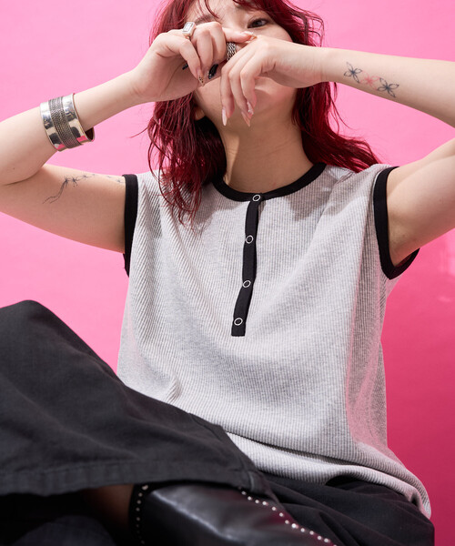 FREAK'S STORE(フリークスストア)の「限定展開 スナップボタン ヘンリー リブ フレンチ スリーブ トップス(Tシャツ/カットソー・レディース・その他13/ブラウン/ブラック/グレー/ナチュラル/オフホワイト/ネイビー・フリ-)」の3枚目の写真