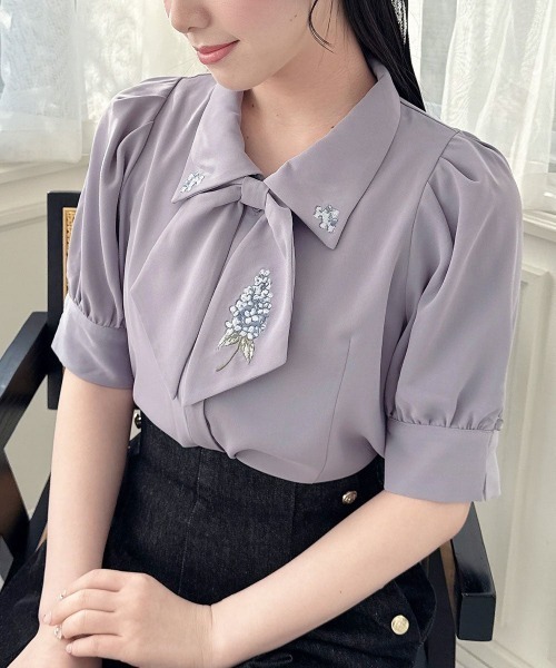 an another angelus（アンアナザーアンジェラス）の「ライラック刺繍スカーフタイブラウス/fint フィント（シャツ/ブラウス・レディース・ラベンダー/オフホワイト・FREE）」の2枚目の写真