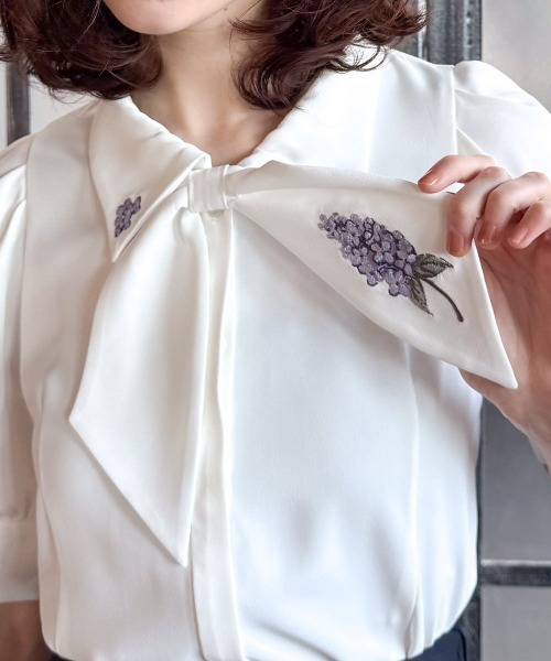 an another angelus（アンアナザーアンジェラス）の「ライラック刺繍スカーフタイブラウス/fint フィント（シャツ/ブラウス・レディース・ラベンダー/オフホワイト・FREE）」の5枚目の写真