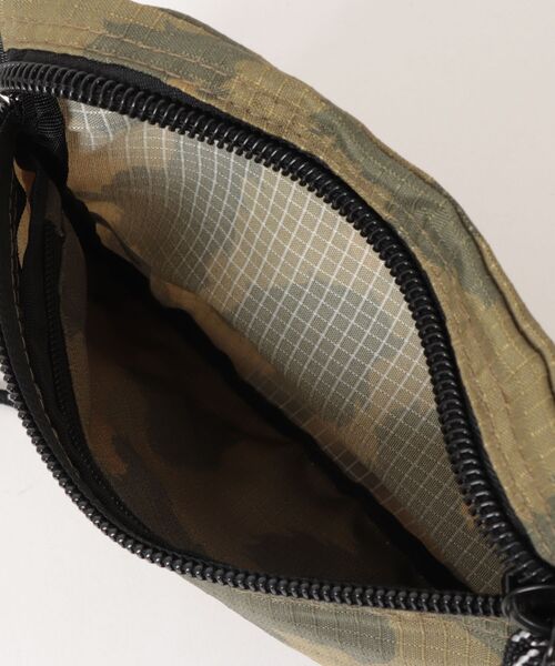 POLeR(ポーラー)の「POLeR/ポーラ ショルダーバッグ STUFFABLE POUCH 261MCV0098(ショルダーバッグ・メンズ・カモフラージュ/ブラック・FREE)」の6枚目の写真