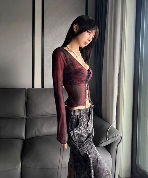 AsheKsha（アシクシャ）の「スリムフィットの長袖Tシャツ（Tシャツ/カットソー・レディース・ボルドー・F）」の4枚目の写真