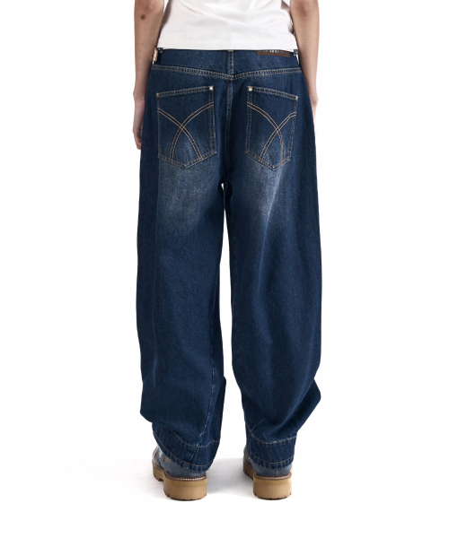 AAKAM（アーカム）の「AKM Curved Denim Pants (Blue)（デニムパンツ・レディース・その他・1/2）」の5枚目の写真