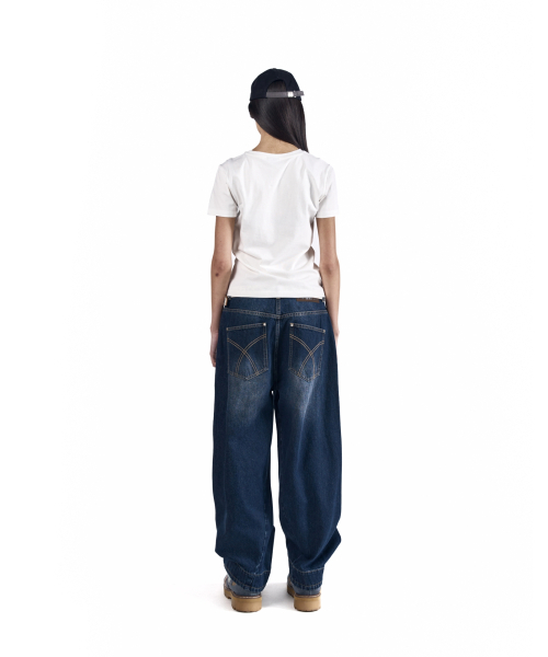 AAKAM（アーカム）の「AKM Curved Denim Pants (Blue)（デニムパンツ・レディース・その他・1/2）」の9枚目の写真