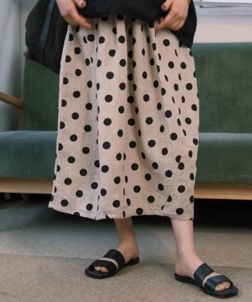 AMAJI(アマジ)の「ドット柄 ウエストギャザー ミモレ丈 フレアスカート(スカート・レディース・ベージュ・LARGE/X-LARGE/XX-LARGE)」の2枚目の写真