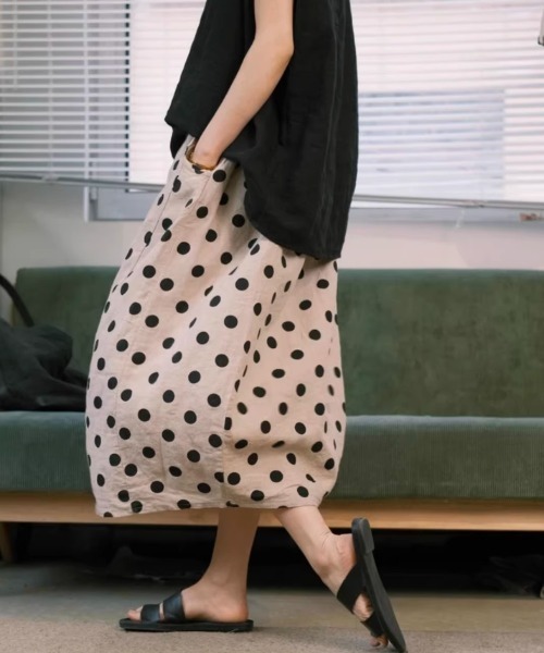 AMAJI(アマジ)の「ドット柄 ウエストギャザー ミモレ丈 フレアスカート(スカート・レディース・ベージュ・LARGE/X-LARGE/XX-LARGE)」の4枚目の写真