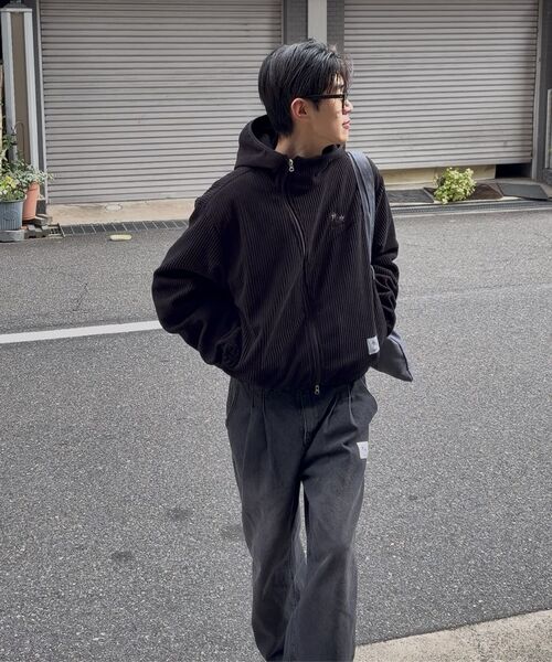 COIRIS(コイリス)の「デュロツーピンタックワイドデニムパンツ 男女共用(デニムパンツ・レディース・ブラック・MEDIUM)」の5枚目の写真