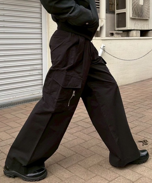 CS(シーエス)の「【CS】two tuck nylon cargo trousers / 【シーエス】ツータックナイロンカーゴトラウザーズ<着用動画あり>(カーゴパンツ・メンズ・ブラック・02/01)」の3枚目の写真