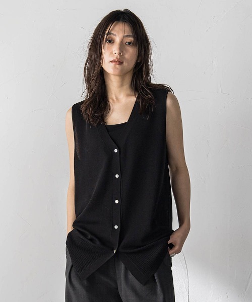 MAYSON GREY(メイソングレイ)の「ハイゲージロングジレ(ベスト・レディース・キャメル/ブラック/ベージュ・M)」の1枚目の写真