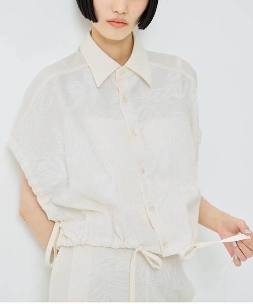 UJOH(ウジョー)の「【UJOH/ウジョー】《STUDIOUS別注》 FLOWER LACE GATHER SLEEVE SHIRT/フラワーレースギャザースリーブシャツ(シャツ/ブラウス・レディース・ネイビー/キナリ・2)」の2枚目の写真