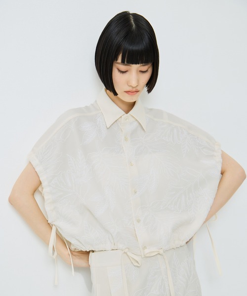 UJOH(ウジョー)の「【UJOH/ウジョー】《STUDIOUS別注》 FLOWER LACE GATHER SLEEVE SHIRT/フラワーレースギャザースリーブシャツ(シャツ/ブラウス・レディース・ネイビー/キナリ・2)」の14枚目の写真