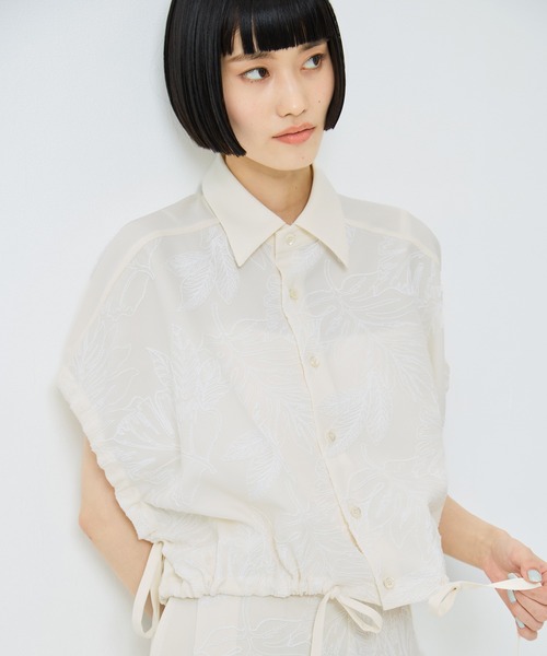 UJOH(ウジョー)の「【UJOH/ウジョー】《STUDIOUS別注》 FLOWER LACE GATHER SLEEVE SHIRT/フラワーレースギャザースリーブシャツ(シャツ/ブラウス・レディース・ネイビー/キナリ・2)」の3枚目の写真