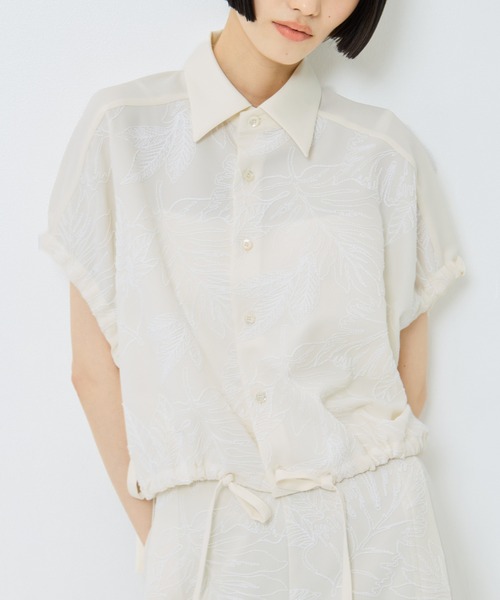 UJOH(ウジョー)の「【UJOH/ウジョー】《STUDIOUS別注》 FLOWER LACE GATHER SLEEVE SHIRT/フラワーレースギャザースリーブシャツ(シャツ/ブラウス・レディース・ネイビー/キナリ・2)」の6枚目の写真