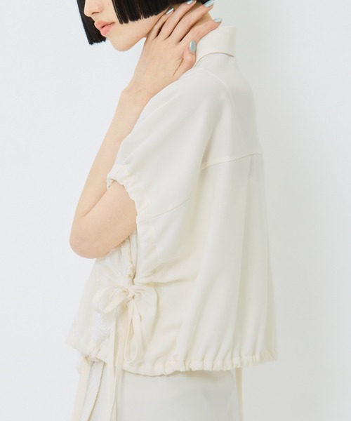 UJOH(ウジョー)の「【UJOH/ウジョー】《STUDIOUS別注》 FLOWER LACE GATHER SLEEVE SHIRT/フラワーレースギャザースリーブシャツ(シャツ/ブラウス・レディース・ネイビー/キナリ・2)」の7枚目の写真