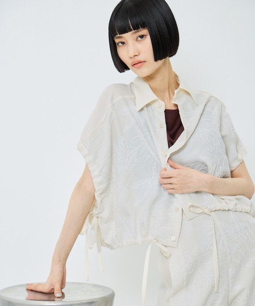 UJOH(ウジョー)の「【UJOH/ウジョー】《STUDIOUS別注》 FLOWER LACE GATHER SLEEVE SHIRT/フラワーレースギャザースリーブシャツ(シャツ/ブラウス・レディース・ネイビー/キナリ・2)」の4枚目の写真