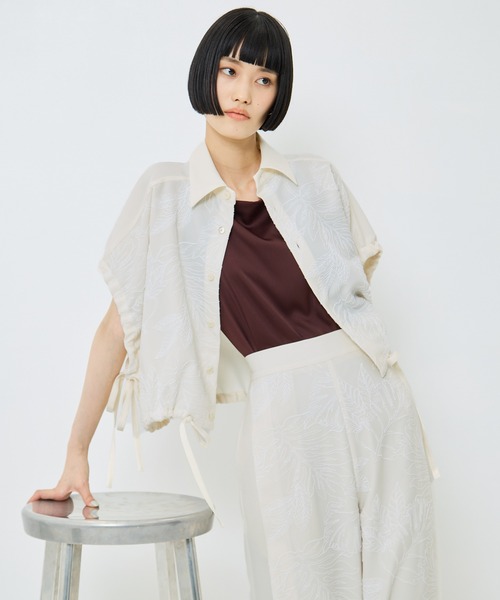UJOH(ウジョー)の「【UJOH/ウジョー】《STUDIOUS別注》 FLOWER LACE GATHER SLEEVE SHIRT/フラワーレースギャザースリーブシャツ(シャツ/ブラウス・レディース・ネイビー/キナリ・2)」の5枚目の写真