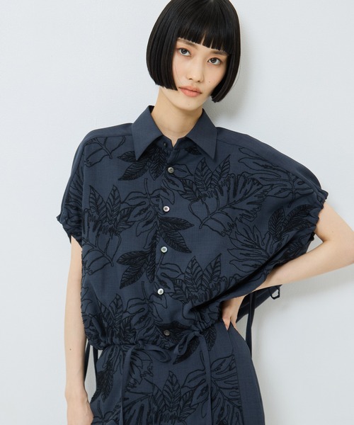 UJOH(ウジョー)の「【UJOH/ウジョー】《STUDIOUS別注》 FLOWER LACE GATHER SLEEVE SHIRT/フラワーレースギャザースリーブシャツ(シャツ/ブラウス・レディース・ネイビー/キナリ・2)」の17枚目の写真