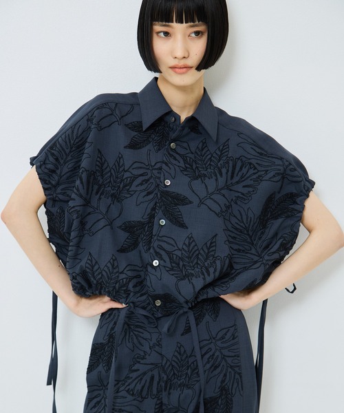UJOH(ウジョー)の「【UJOH/ウジョー】《STUDIOUS別注》 FLOWER LACE GATHER SLEEVE SHIRT/フラワーレースギャザースリーブシャツ(シャツ/ブラウス・レディース・ネイビー/キナリ・2)」の18枚目の写真