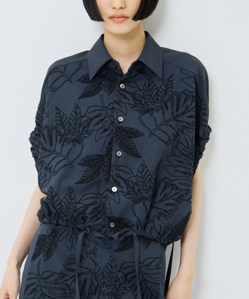 UJOH(ウジョー)の「【UJOH/ウジョー】《STUDIOUS別注》 FLOWER LACE GATHER SLEEVE SHIRT/フラワーレースギャザースリーブシャツ(シャツ/ブラウス・レディース・ネイビー/キナリ・2)」の9枚目の写真