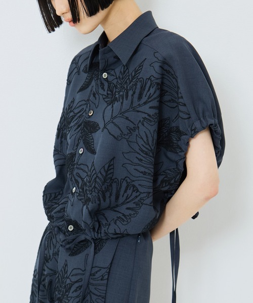 UJOH(ウジョー)の「【UJOH/ウジョー】《STUDIOUS別注》 FLOWER LACE GATHER SLEEVE SHIRT/フラワーレースギャザースリーブシャツ(シャツ/ブラウス・レディース・ネイビー/キナリ・2)」の10枚目の写真