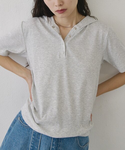 COLONY 2139（コロニートゥーワンスリーナイン）の「【WEB限定】ボーダーフーディー半袖ヘンリーネックトップス（Tシャツ/カットソー・レディース・ネイビー/ブラック/ライトグレー・FREE）」の3枚目の写真