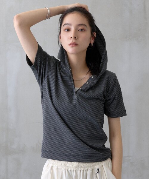 COLONY 2139（コロニートゥーワンスリーナイン）の「【WEB限定】ボーダーフーディー半袖ヘンリーネックトップス（Tシャツ/カットソー・レディース・ネイビー/ブラック/ライトグレー・FREE）」の2枚目の写真