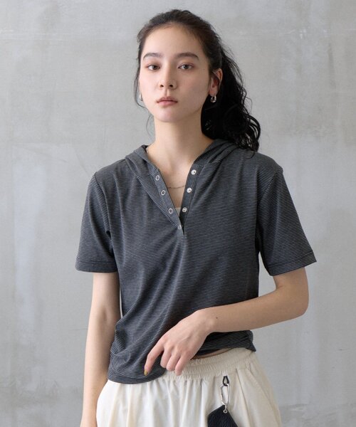 COLONY 2139（コロニートゥーワンスリーナイン）の「【WEB限定】ボーダーフーディー半袖ヘンリーネックトップス（Tシャツ/カットソー・レディース・ネイビー/ブラック/ライトグレー・FREE）」の5枚目の写真
