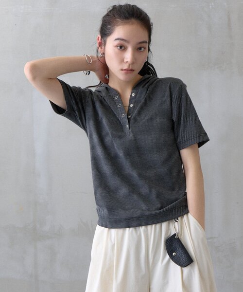 COLONY 2139（コロニートゥーワンスリーナイン）の「【WEB限定】ボーダーフーディー半袖ヘンリーネックトップス（Tシャツ/カットソー・レディース・ネイビー/ブラック/ライトグレー・FREE）」の6枚目の写真