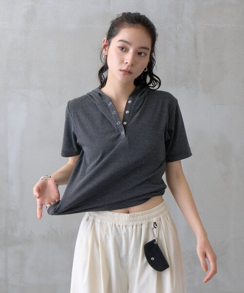 COLONY 2139（コロニートゥーワンスリーナイン）の「【WEB限定】ボーダーフーディー半袖ヘンリーネックトップス（Tシャツ/カットソー・レディース・ネイビー/ブラック/ライトグレー・FREE）」の8枚目の写真