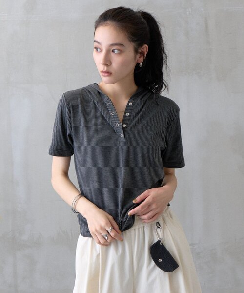 COLONY 2139（コロニートゥーワンスリーナイン）の「【WEB限定】ボーダーフーディー半袖ヘンリーネックトップス（Tシャツ/カットソー・レディース・ネイビー/ブラック/ライトグレー・FREE）」の9枚目の写真