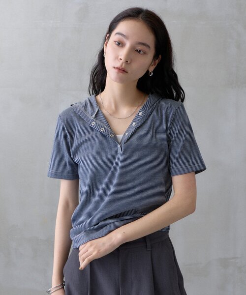 COLONY 2139（コロニートゥーワンスリーナイン）の「【WEB限定】ボーダーフーディー半袖ヘンリーネックトップス（Tシャツ/カットソー・レディース・ネイビー/ブラック/ライトグレー・FREE）」の12枚目の写真