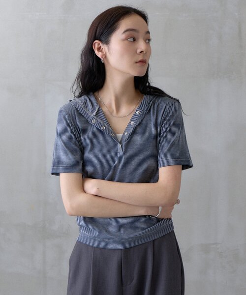 COLONY 2139（コロニートゥーワンスリーナイン）の「【WEB限定】ボーダーフーディー半袖ヘンリーネックトップス（Tシャツ/カットソー・レディース・ネイビー/ブラック/ライトグレー・FREE）」の16枚目の写真