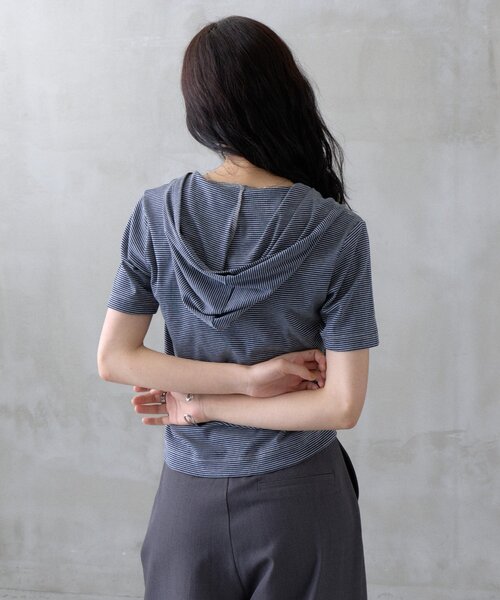 COLONY 2139（コロニートゥーワンスリーナイン）の「【WEB限定】ボーダーフーディー半袖ヘンリーネックトップス（Tシャツ/カットソー・レディース・ネイビー/ブラック/ライトグレー・FREE）」の21枚目の写真