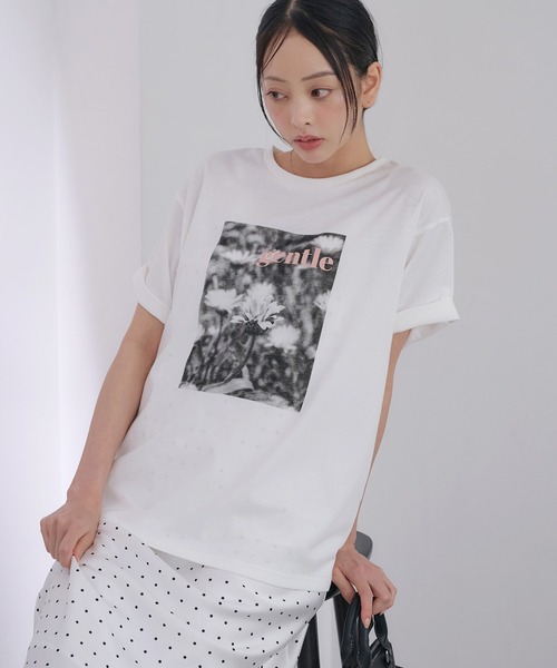 SOELA(ソエラ)の「フラワーフォトTシャツ(Tシャツ/カットソー・レディース・オフホワイト/ブラック/チャコールグレー・FREE)」の1枚目の写真
