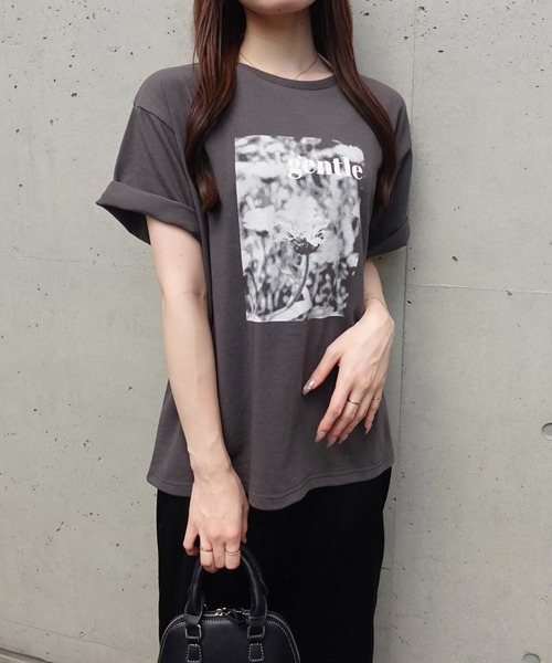 SOELA(ソエラ)の「フラワーフォトTシャツ(Tシャツ/カットソー・レディース・オフホワイト/ブラック/チャコールグレー・FREE)」の3枚目の写真