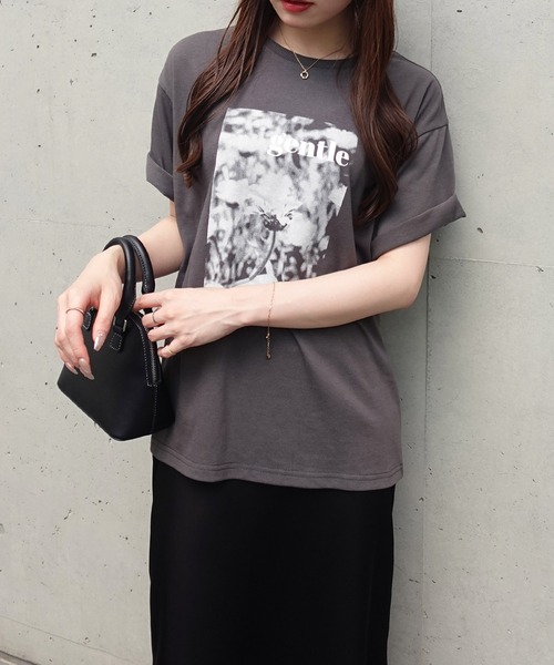 SOELA(ソエラ)の「フラワーフォトTシャツ(Tシャツ/カットソー・レディース・オフホワイト/ブラック/チャコールグレー・FREE)」の4枚目の写真
