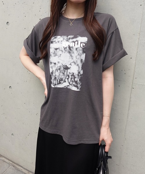 SOELA(ソエラ)の「フラワーフォトTシャツ(Tシャツ/カットソー・レディース・オフホワイト/ブラック/チャコールグレー・FREE)」の5枚目の写真