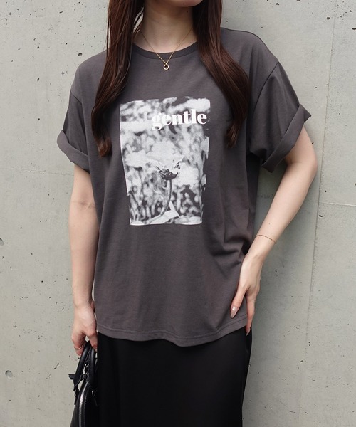 SOELA(ソエラ)の「フラワーフォトTシャツ(Tシャツ/カットソー・レディース・オフホワイト/ブラック/チャコールグレー・FREE)」の6枚目の写真