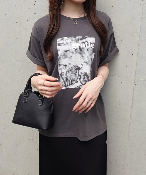 SOELA(ソエラ)の「フラワーフォトTシャツ(Tシャツ/カットソー・レディース・オフホワイト/ブラック/チャコールグレー・FREE)」の7枚目の写真