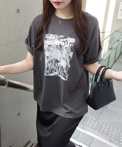 SOELA(ソエラ)の「フラワーフォトTシャツ(Tシャツ/カットソー・レディース・オフホワイト/ブラック/チャコールグレー・FREE)」の8枚目の写真